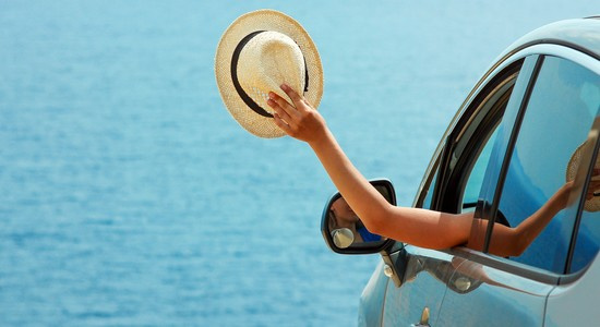 Fille au chapeau face à la mer