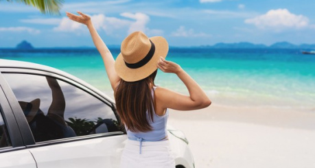 Fille devant voiture mer