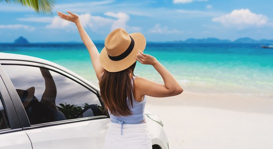 Fille devant voiture mer